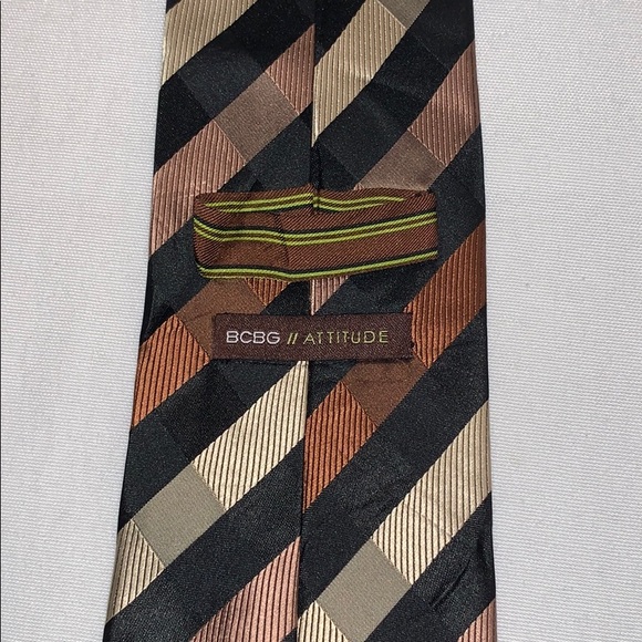 BCBG Attitude Patterned Silk Tie NWOT - Picture 4 of 4
